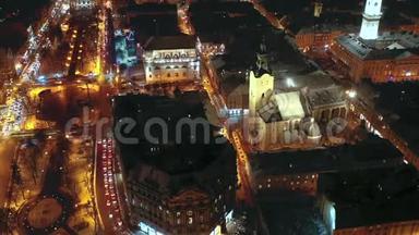 在利沃夫历史中心，联合国教科文组织`文化遗产夜城交通的过度发展。 空中观景。